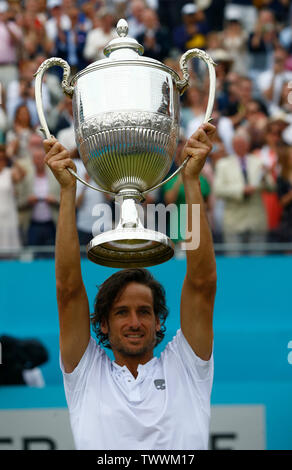 Londra, Regno Unito. Il 23 giugno, 2019. Londra, Inghilterra - 23 giugno: Feliciano Lopez (ESP) con Trofeo afterFinal giorno 7 del Fever-Tree campionati a Queens Club a giugno 23, 2019 a Londra, Regno Unito. Credit: Azione Foto Sport/Alamy Live News Foto Stock