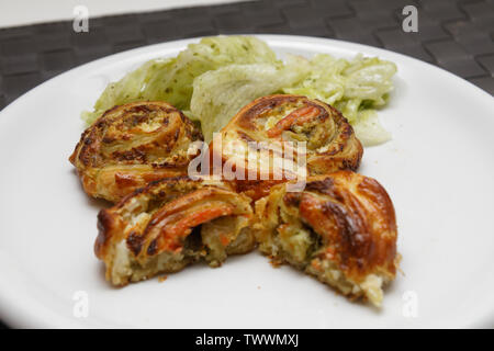 Salmone in pasta sfoglia, finger food Foto Stock