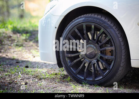 Grodno, Bielorussia, 16 Maggio 2013: il lusso moderno BMW 750Li XDrive auto dettagliato con Mansory nero cerchi in lega e pneumatici Falken close-up. Foto Stock