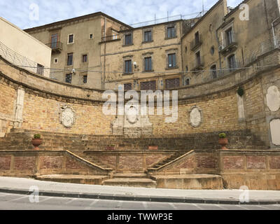 Per le strade di Caltagirone, Sicilia, Italia Foto Stock