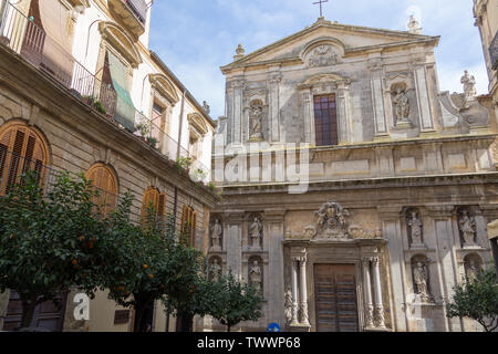 Per le strade di Caltagirone, Sicilia, Italia Foto Stock