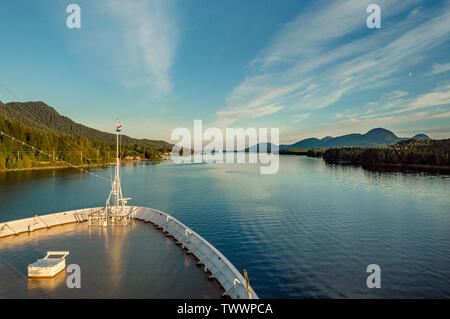 Bianche nella prua di nave da crociera , in direzione sud sul canale di oceano, Alaska passaggio interno, nel caldo sole del pomeriggio, superiore al di fuori del ponte. Foto Stock