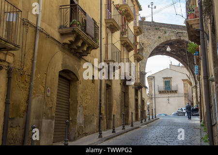 Per le strade di Caltagirone, Sicilia, Italia Foto Stock