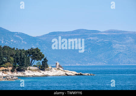 Vista dal abbandonato rovinato perso il posto porta al faro di città Rabac in Istria, Croazia Foto Stock