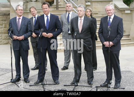 In Irlanda del Nord la Segretario di Stato Owen Paterson unisce Bretagna il Primo Ministro David Cameron, Irlanda del Nord il Primo Ministro Peter Robinson, il Vice Primo Ministro Martin McGuinness come essi affrontare la media al di fuori di Stormont Castle, Belfast, Irlanda del Nord. Giovedì, Giugno 9th, 2011. Foto/Paolo McErlane Foto Stock