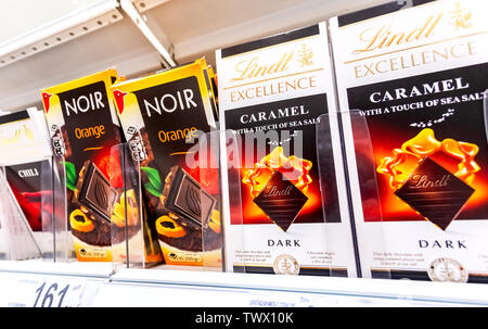 Samara, Russia - 22 Giugno 2019: Vari nuovo cioccolato pronti per la vendita sugli scaffali di supermercato Foto Stock