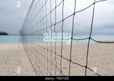 Campo da pallavolo sulla spiaggia di un isola tropicale Foto Stock