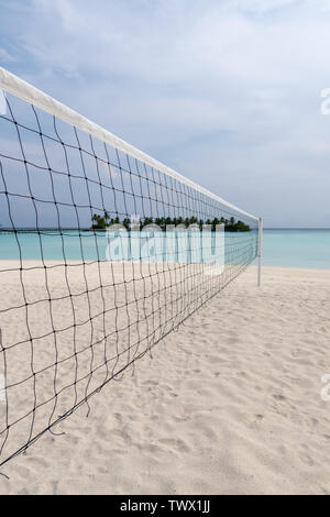 Campo da pallavolo sulla spiaggia di un isola tropicale Foto Stock