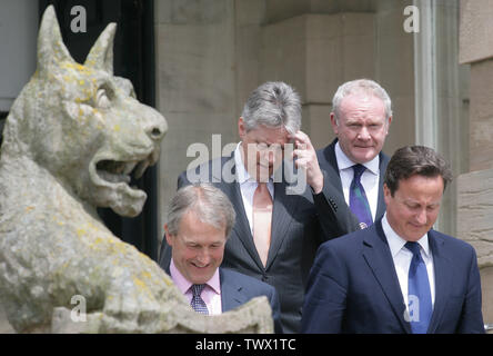 In Irlanda del Nord la Segretario di Stato Owen Paterson e Bretagna il Primo Ministro David Cameron esce Stormont Castello dopo una serie di incontri con l'Irlanda del Nord il Vice Primo Ministro Martin McGuinness e il Primo Ministro Peter Robinson a Belfast, Irlanda del Nord, Giovedì, Giugno 9th, 2011. Foto/Anthony (UK) Foto Stock