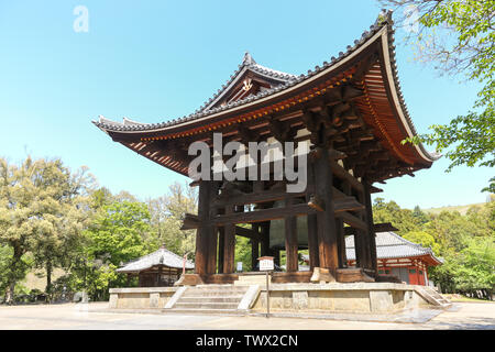 NARA, Giappone - 04 Maggio 2019: Il Shoro, la torre campanaria di un tempio buddista, al Tempio di Todai-ji di Nara, Giappone. Foto Stock