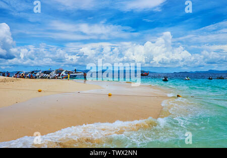 PHUKET, Tailandia - 1 Maggio 2019: incredibile spiaggia di sabbia bianca di Khai Nai isola con una vista sulla velocità ormeggiate imbarcazioni e natanti, il 1 maggio a Phuket Foto Stock