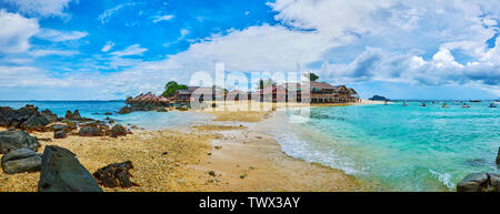 A piedi lungo la marea sandspit, collegando la parte principale di Khai Nai isola con piccola area sabbiosa, Phuket, Tailandia Foto Stock