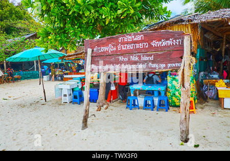 PHUKET, Tailandia - 1 Maggio 2019: Il vecchio cartello in legno su Khai Nok isola che si trova tra la spiaggia e la zona lounge, il 1 maggio a Phuket Foto Stock