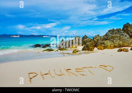 Iscrizione "amore Phuket' fatta sulla tideline della sabbia bech di Khai Nok isola, Phuket, Tailandia Foto Stock