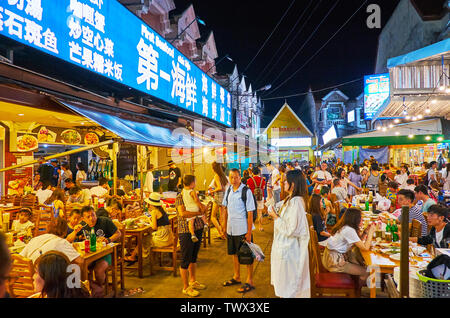 PATONG, Tailandia - 1 Maggio 2019: La grande area esterna del popolare ristorante cinese, le persone godono della cena Seduta in open air lounge, il 1 maggio in Foto Stock