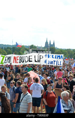 Praga, Repubblica Ceca - 23 Giugno 2019: folla di persone protesta contro il Primo Ministro Babis e ministro della Giustizia sulla Letna, Letenska piano. Dimostrazione chiamando per dimissioni. La democrazia, la protesta. Foto Stock