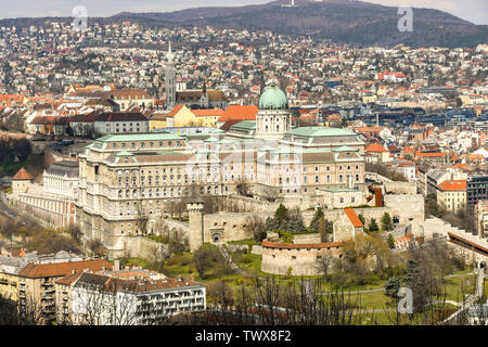 BUDAPEST, UNGHERIA - Marzo 2018: Veduta aerea del castello di Buda, che si trova su una collina sopra la città di Budapest Foto Stock