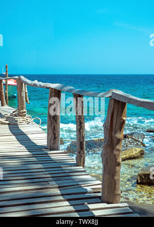 Vecchio molo in legno su un tropicale, asian beach Foto Stock