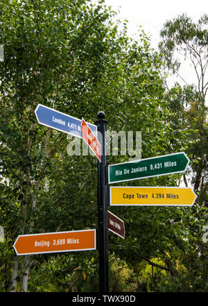 Viaggi nel mondo segno post, Lullingstone Castle, Kent, Regno Unito Foto Stock