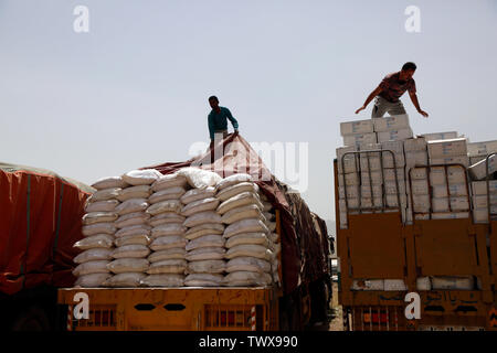 (190623) -- SANAA, 23 giugno 2019 (Xinhua) -- lavoratori stand sui carrelli che trasportano gli aiuti umanitari forniti dal Programma Alimentare Mondiale delle Nazioni Unite e fermato da ribelli Houthi che ha rifiutato di distribuirli in Sanaa, Yemen, il 23 giugno 2019. Il lunedì, David Beasley, capo del Programma Alimentare Mondiale delle Nazioni Unite (PAM) in Yemen, ancorato al Houthi ribelli in Yemen province del nord misappropriating per la fornitura di aiuti. Sull'altro lato, l iraniana-backed Houthis accusato il PAM di "fornire Yemenis con marcio e scaduto l'assistenza alimentare." Tuttavia, il PAM ha strenuamente negato il mercoledì la Houthi rivendicazioni su marcio Foto Stock