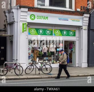 Un Oxfam, carità shop in Rathmines, Dublino, Irlanda. Foto Stock