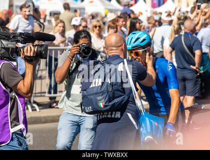 Minsk, Bielorussia - 23 GIU 2019: Le competizioni ciclistiche del 2019 2nd European Games a Minsk, uomini la gara su strada. Gruppo gara ciclistica per 180 km attraverso Foto Stock