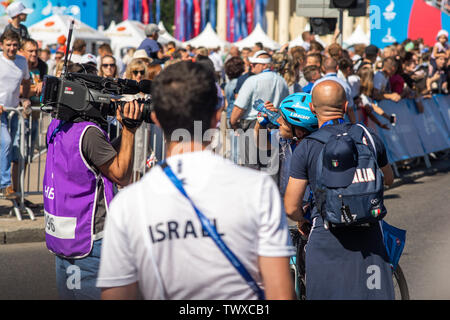 Minsk, Bielorussia - 23 GIU 2019: Le competizioni ciclistiche del 2019 2nd European Games a Minsk, uomini la gara su strada. Gruppo gara ciclistica per 180 km attraverso Foto Stock