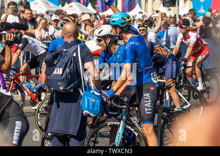Minsk, Bielorussia - 23 GIU 2019: Le competizioni ciclistiche del 2019 2nd European Games a Minsk, uomini la gara su strada. Gruppo gara ciclistica per 180 km attraverso Foto Stock