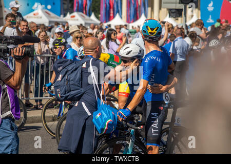 Minsk, Bielorussia - 23 GIU 2019: Le competizioni ciclistiche del 2019 2nd European Games a Minsk, uomini la gara su strada. Gruppo gara ciclistica per 180 km attraverso Foto Stock