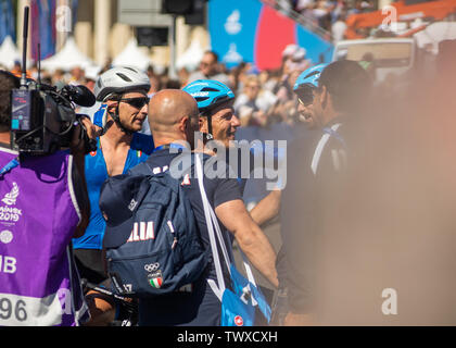 Minsk, Bielorussia - 23 GIU 2019: Le competizioni ciclistiche del 2019 2nd European Games a Minsk, uomini la gara su strada. Gruppo gara ciclistica per 180 km attraverso Foto Stock