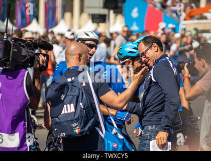 Minsk, Bielorussia - 23 GIU 2019: Le competizioni ciclistiche del 2019 2nd European Games a Minsk, uomini la gara su strada. Gruppo gara ciclistica per 180 km attraverso Foto Stock