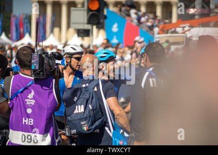 Minsk, Bielorussia - 23 GIU 2019: Le competizioni ciclistiche del 2019 2nd European Games a Minsk, uomini la gara su strada. Gruppo gara ciclistica per 180 km attraverso Foto Stock