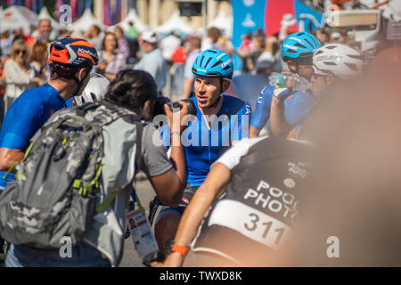 Minsk, Bielorussia - 23 GIU 2019: Le competizioni ciclistiche del 2019 2nd European Games a Minsk, uomini la gara su strada. Gruppo gara ciclistica per 180 km attraverso Foto Stock