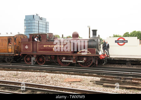 23 Giugno 2019 - Londra - Metropolitan locomotiva a vapore n. 1 tira un patrimonio storico treno a vapore tra High Street Kensington e la stazione di Ealing Broadway a Chiswick Park Station il centocinquantesimo anniversario della District Line. Locomotiva n. 1 è stato costruito nel 1898 a Neasden, 0-4-4T ed è conservato a Buckinghamshire Centro ferroviario. Foto Stock