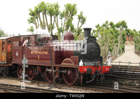 23 Giugno 2019 - Londra - Metropolitan locomotiva a vapore n. 1 tira un patrimonio storico treno a vapore tra High Street Kensington e la stazione di Ealing Broadway a Stamford Brook station il centocinquantesimo anniversario della District Line. Locomotiva n. 1 è stato costruito nel 1898 a Neasden, 0-4-4T ed è conservato a Buckinghamshire Centro ferroviario. Foto Stock