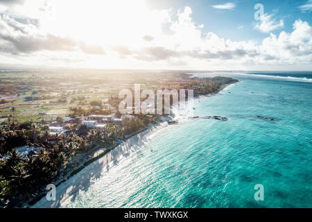 Antenna fuco vista sul resort di lusso e la fascia costiera a Belle Mare sulla spiaggia di Isola Mauritius. Tonica immagine. Foto Stock