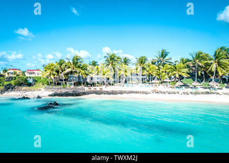 Antenna fuco vista sul resort di lusso e la fascia costiera a Belle Mare sulla spiaggia di Isola Mauritius. Tonica immagine. Foto Stock