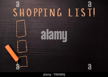 Shopping list! Scritto con gesso di colore. Supportato da un servizi aggiuntivi. Concetto di Blackboard Foto Stock