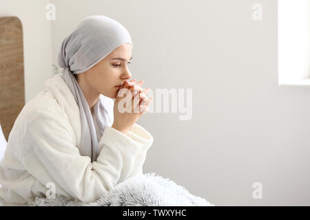 La donna dopo la chemioterapia a casa Foto Stock