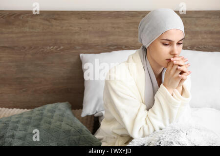 La donna dopo la chemioterapia a casa Foto Stock