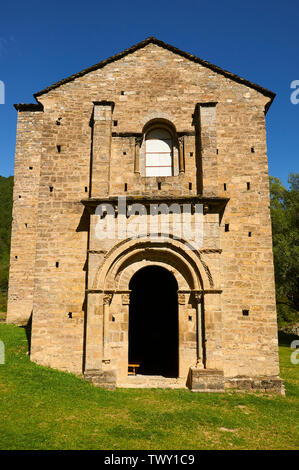 Facciata del XI secolo la chiesa romanica e il monastero di Santa María de Iguácel nella valle Garcipollera (Larrosa, Huesca, Aragón, Pirenei, Spagna) Foto Stock