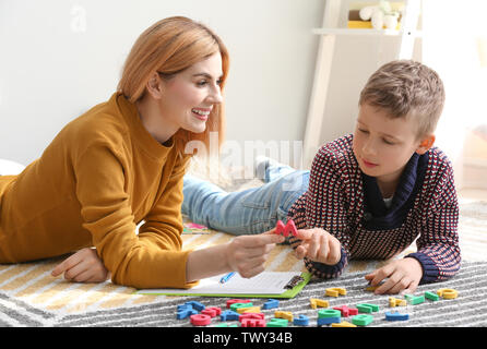 Psicologo femmina lavora con ragazzo affetti da disturbo autistico Foto Stock