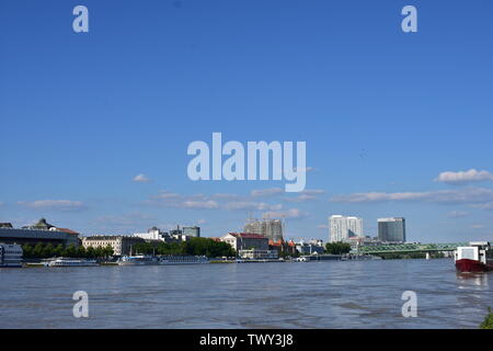 Vista del paesaggio del fiume Danubio da tutta la maggior parte dei SNP bridge Foto Stock