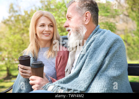 Felice coppia di anziani in appoggio in posizione di parcheggio Foto Stock