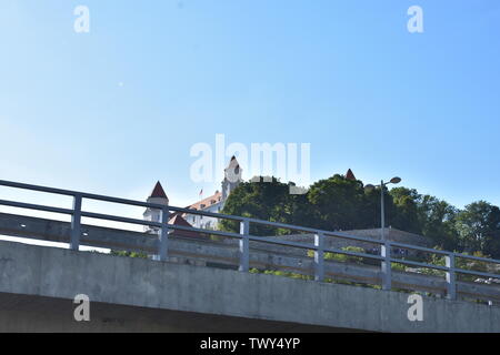 Vista di parte del castello di Bratislava e il nuovo ponte Foto Stock