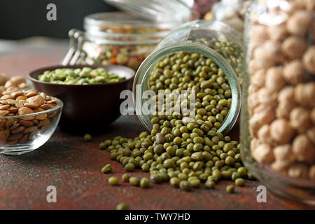 Assortimento di legumi su tavola Foto Stock