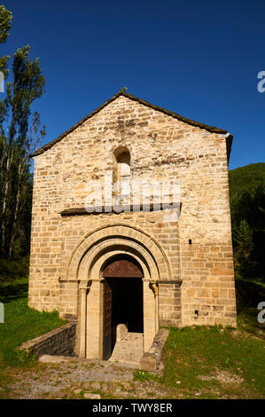 Vista esterna del XII secolo la chiesa romanica e il monastero di San Adrián de Sásave (Borau, Jacetania, Huesca, Aragón, Pirenei, Spagna) Foto Stock