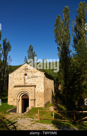 Vista esterna del XII secolo la chiesa romanica e il monastero di San Adrián de Sásave (Borau, Jacetania, Huesca, Aragón, Pirenei, Spagna) Foto Stock