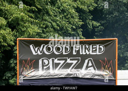 Una pizza al forno a legna segno sopra un take away pizza stallo a l'Africa Oye festival musicale di Liverpool, Merseyside, Regno Unito Foto Stock