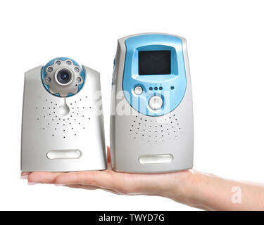 Mano femmina con video baby monitor su sfondo bianco Foto Stock